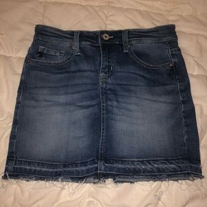 Jean skirt w frayed bottom and slit